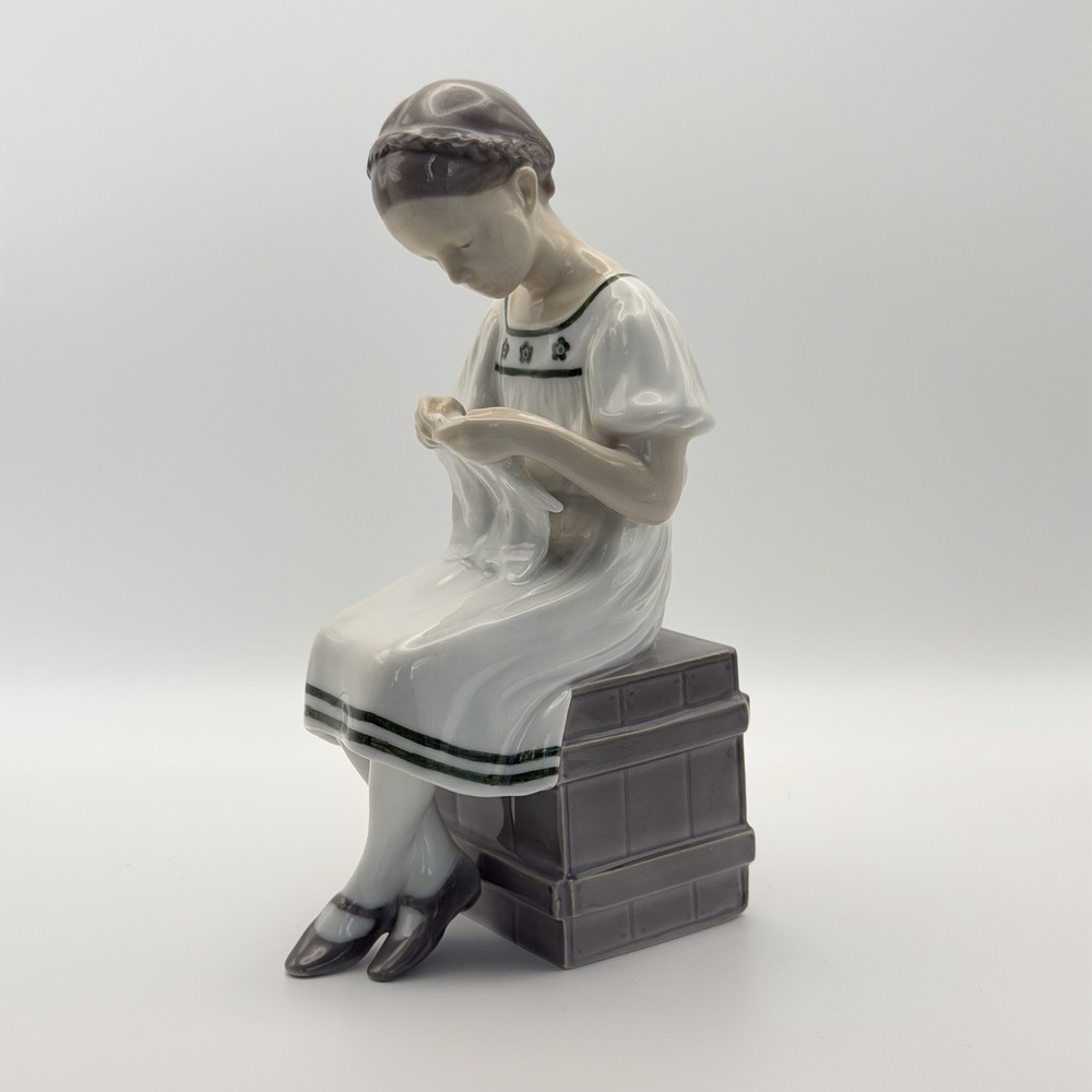 Vtg Bing & Grondahl B&G 1656 Knitting Girl Figurine Denmark Porcelain EXC. 1970